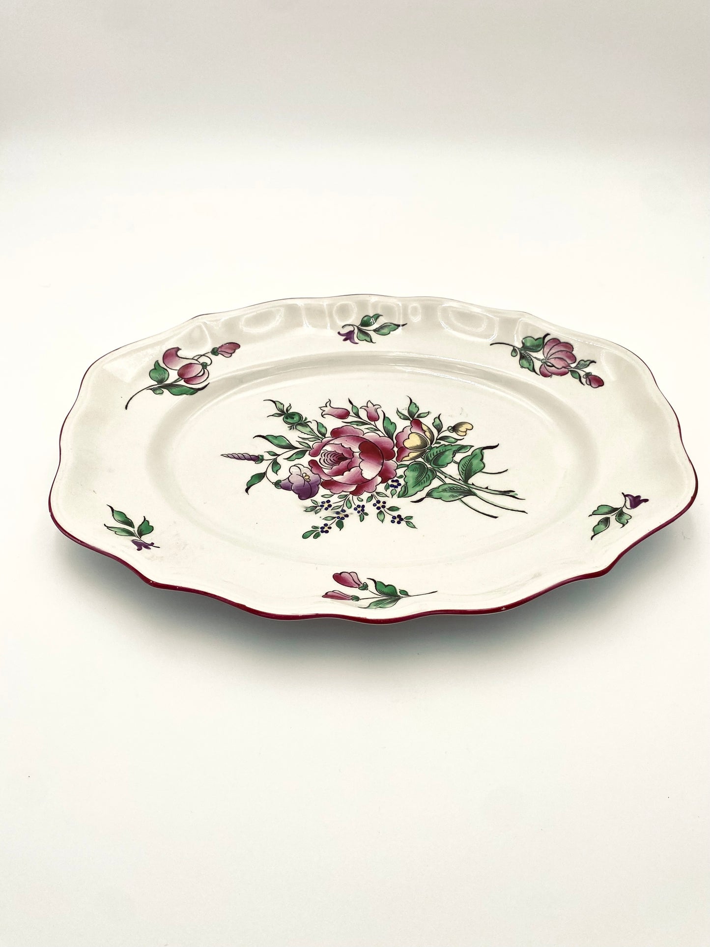 La très grand assiette à fleurs
