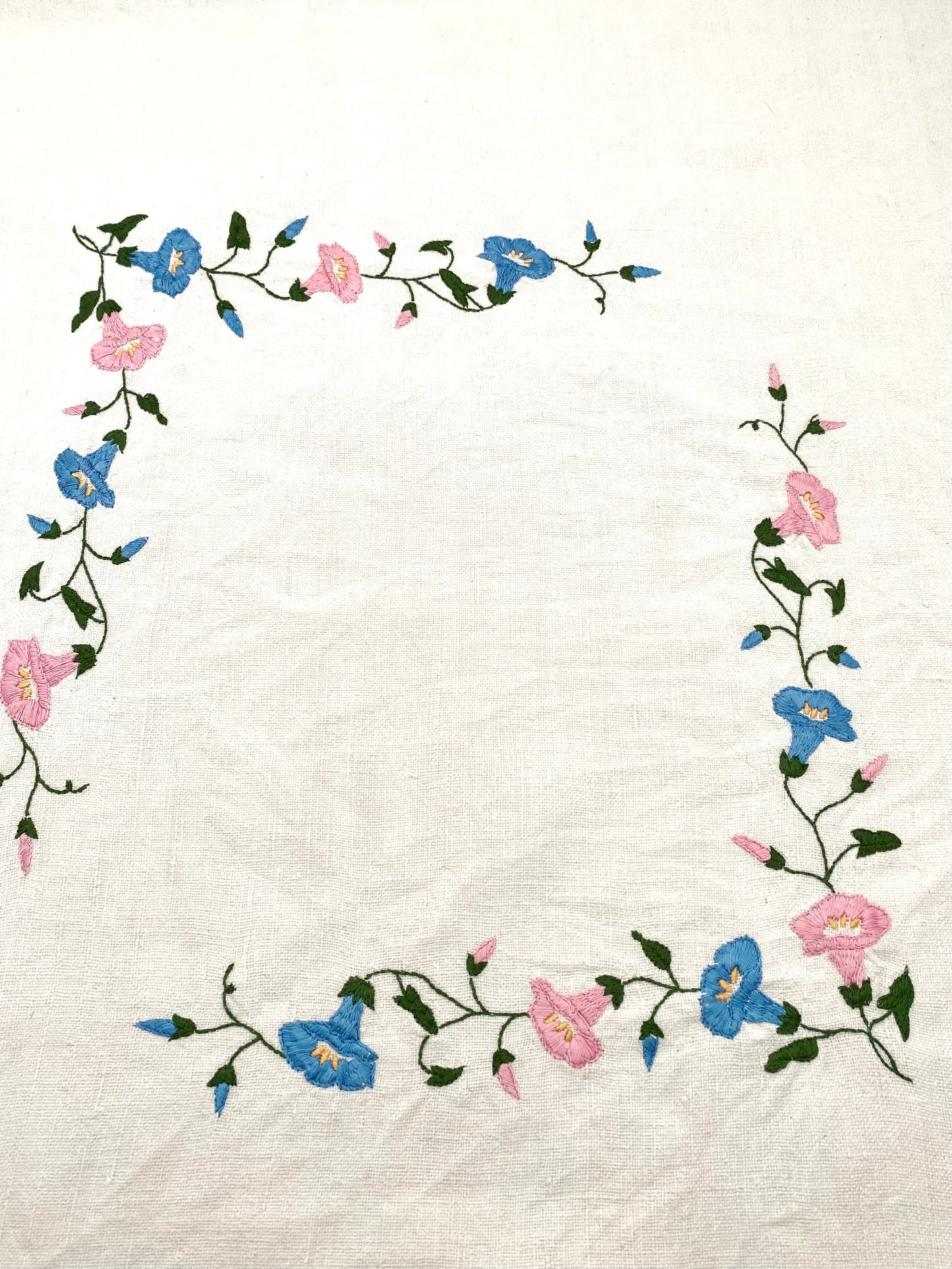 La nappe en lin aux fleurs brodées