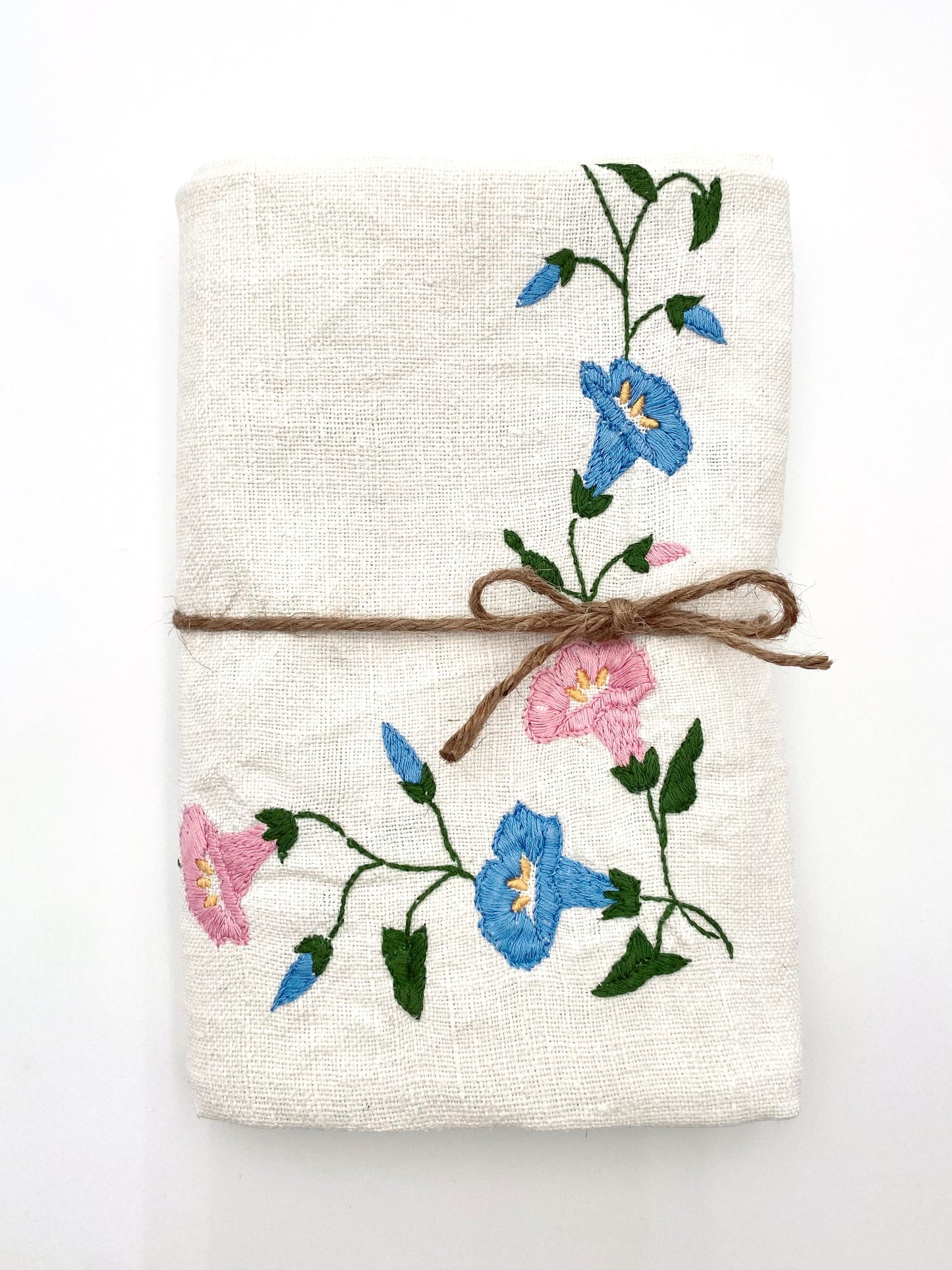 La nappe en lin aux fleurs brodées