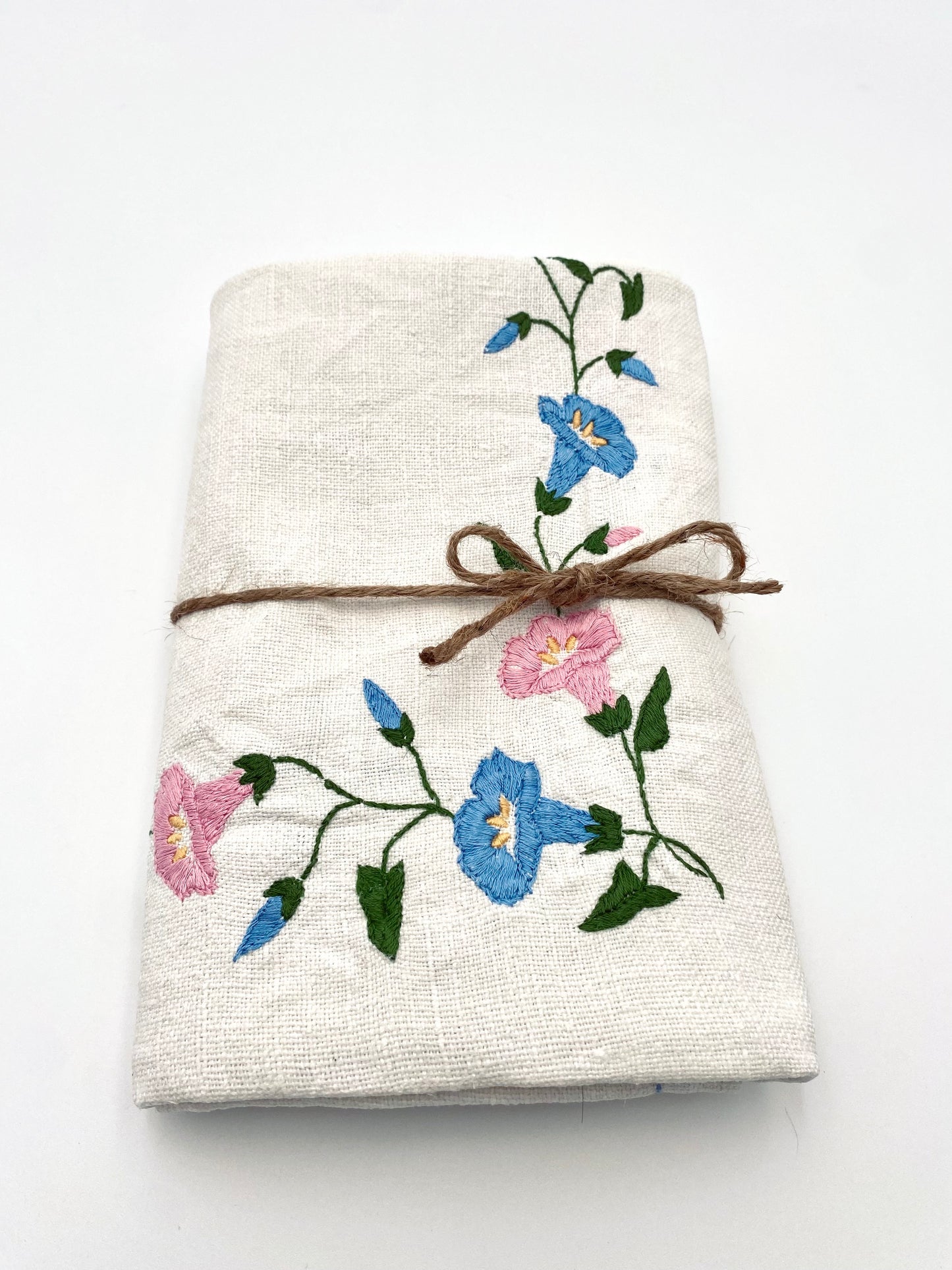 La nappe en lin aux fleurs brodées
