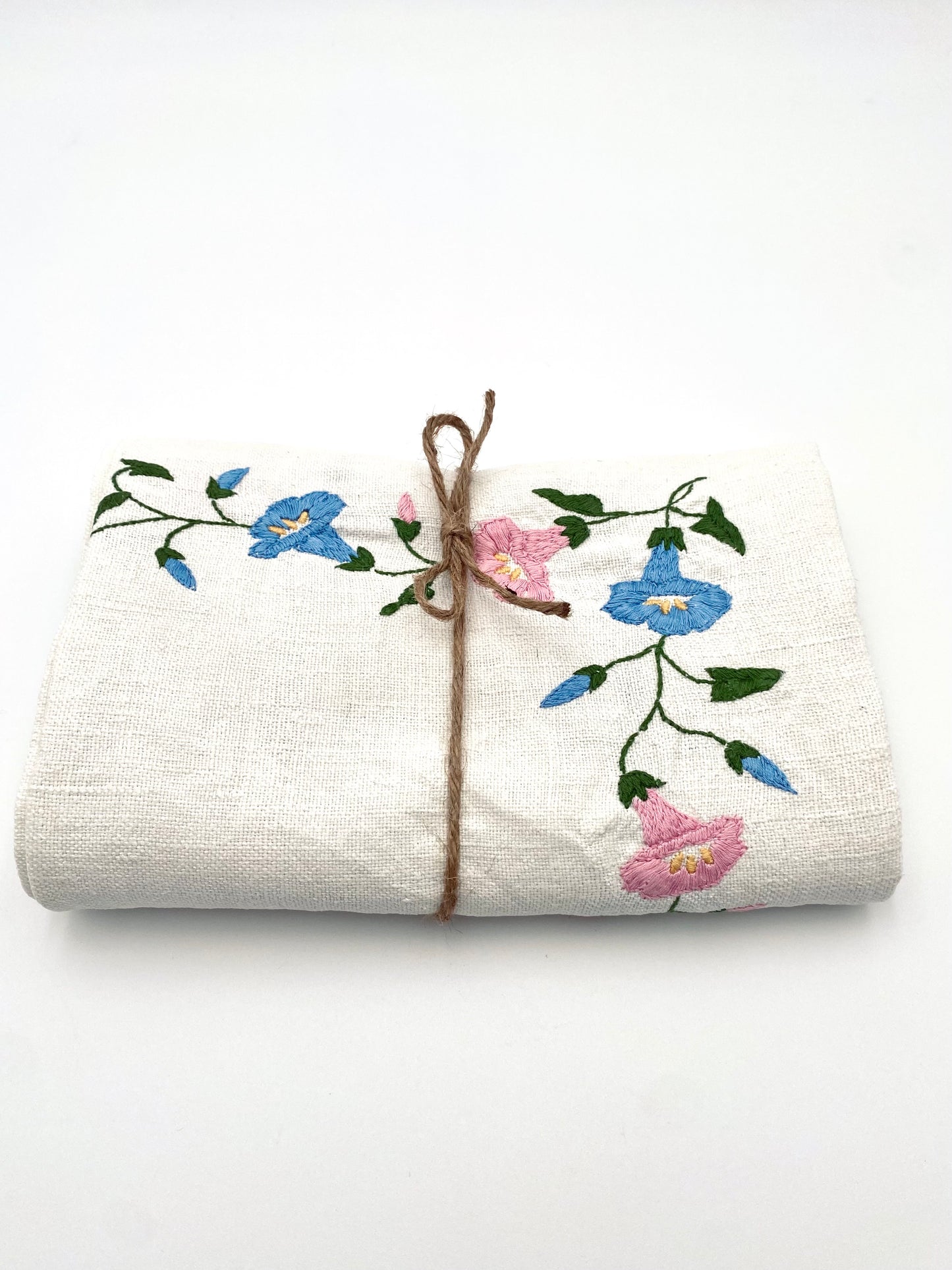 La nappe en lin aux fleurs brodées