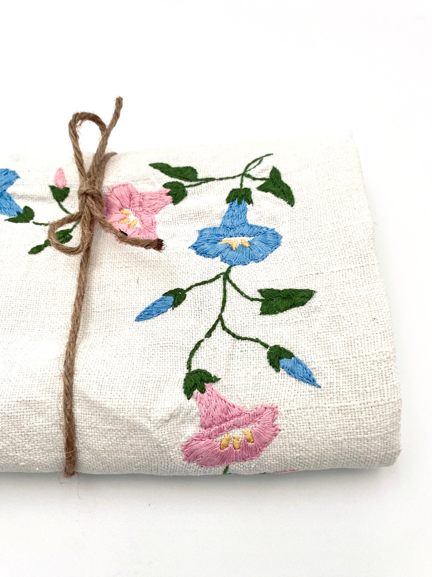 La nappe en lin aux fleurs brodées