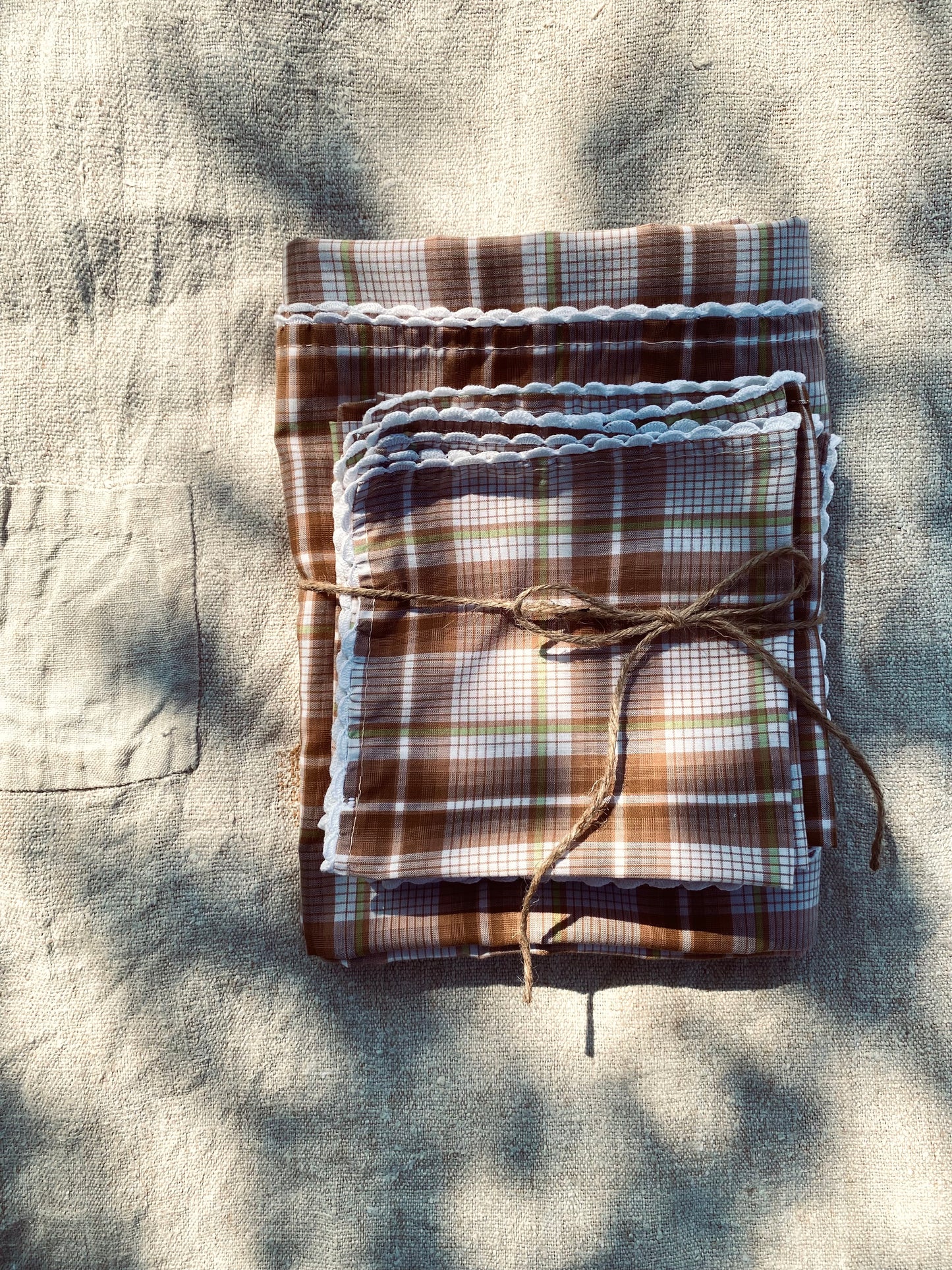 La nappe à carreaux avec 8 serviettes