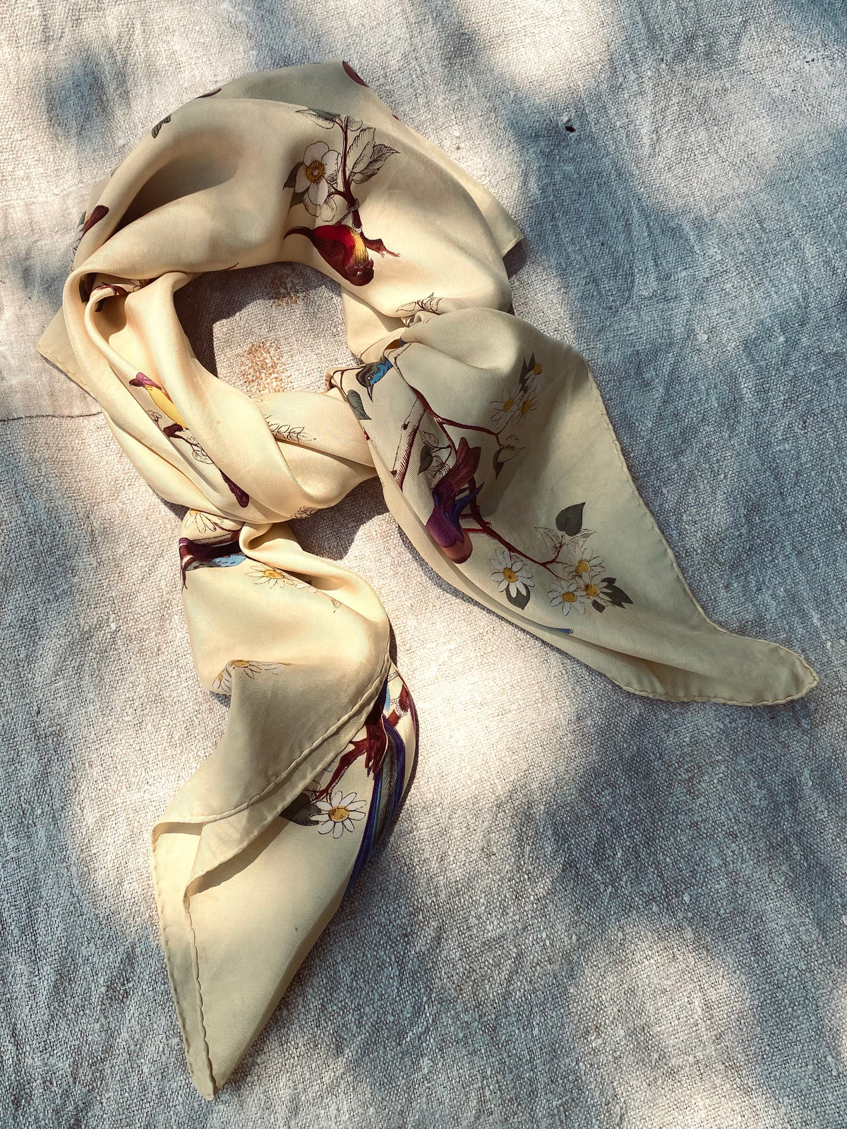 Le foulard vintage aux oiseaux