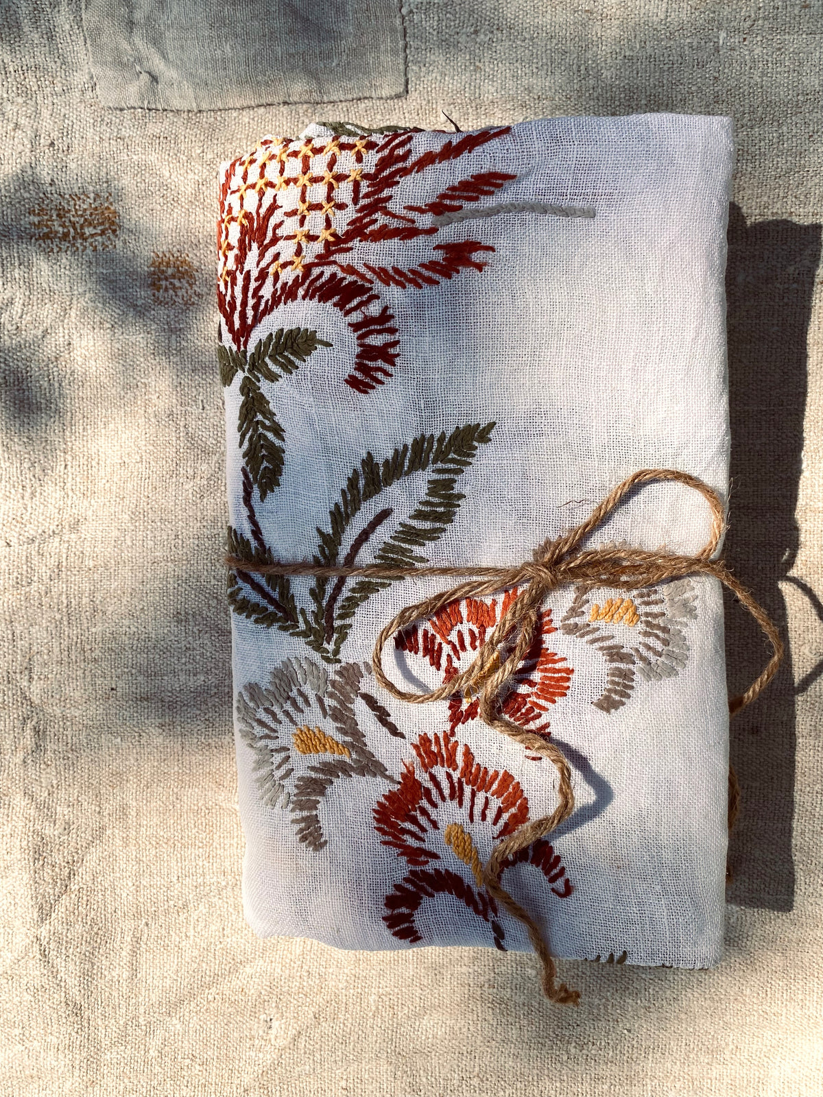 La nappe en lin brodée de fleurs