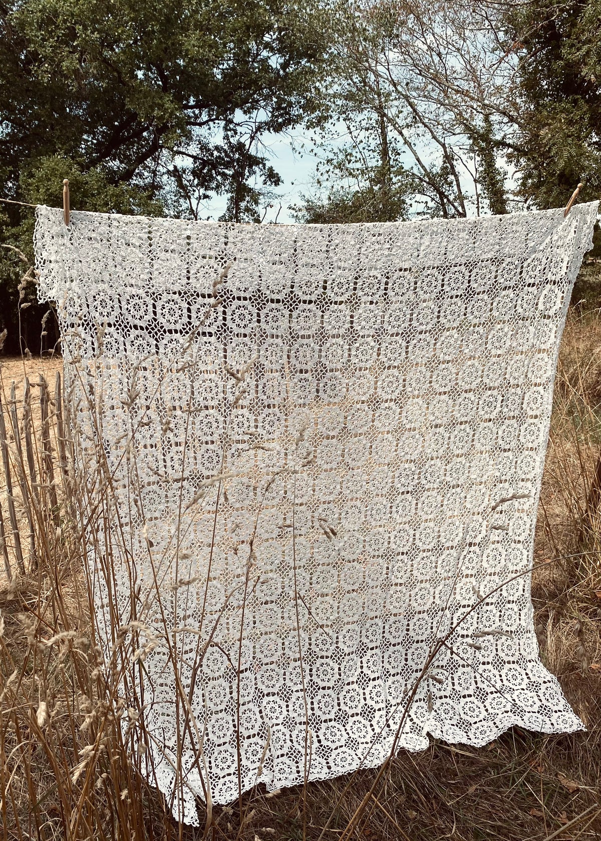 Le grand plaid blanc crocheté