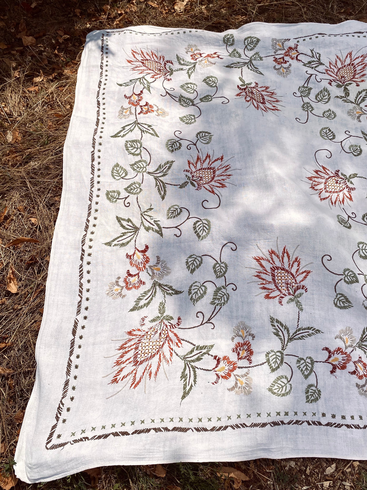 La nappe en lin brodée de fleurs