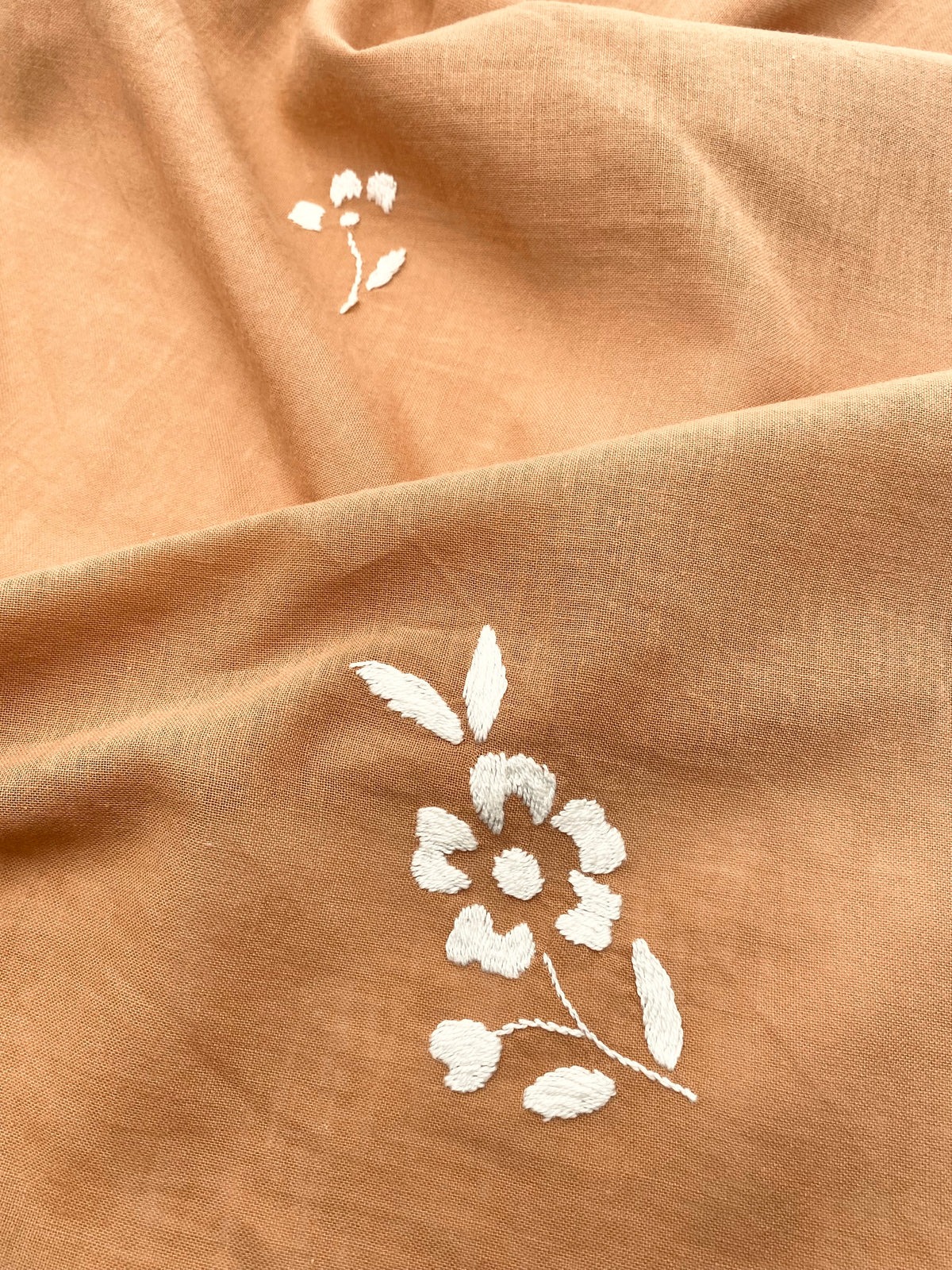 Le foulard brodé