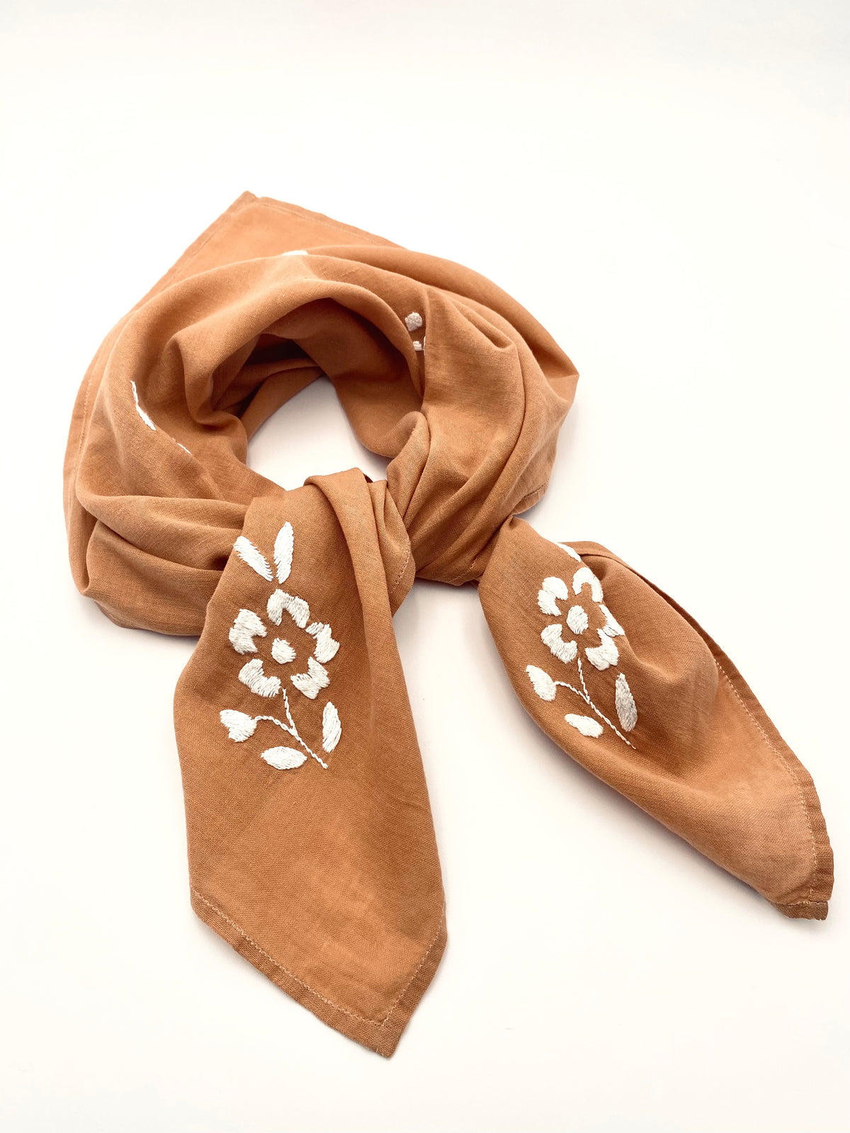 Le foulard brodé