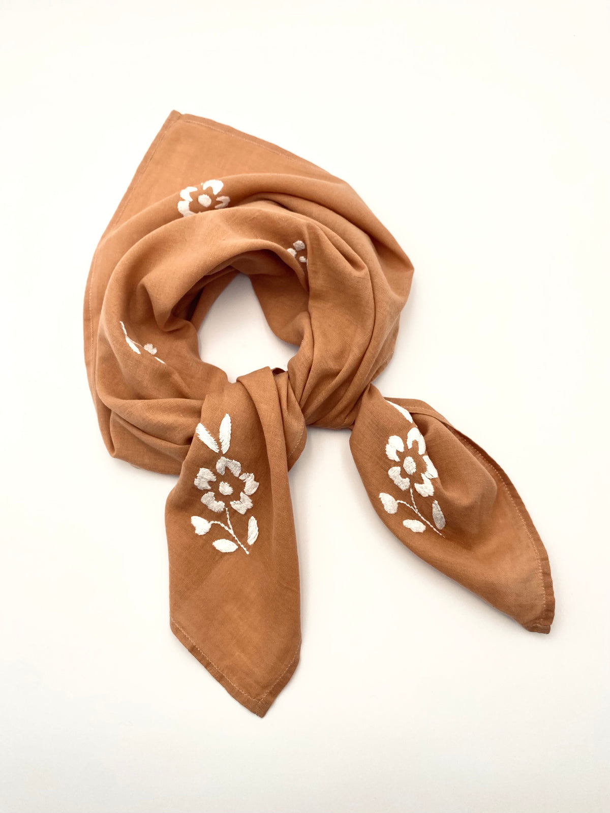 Le foulard brodé