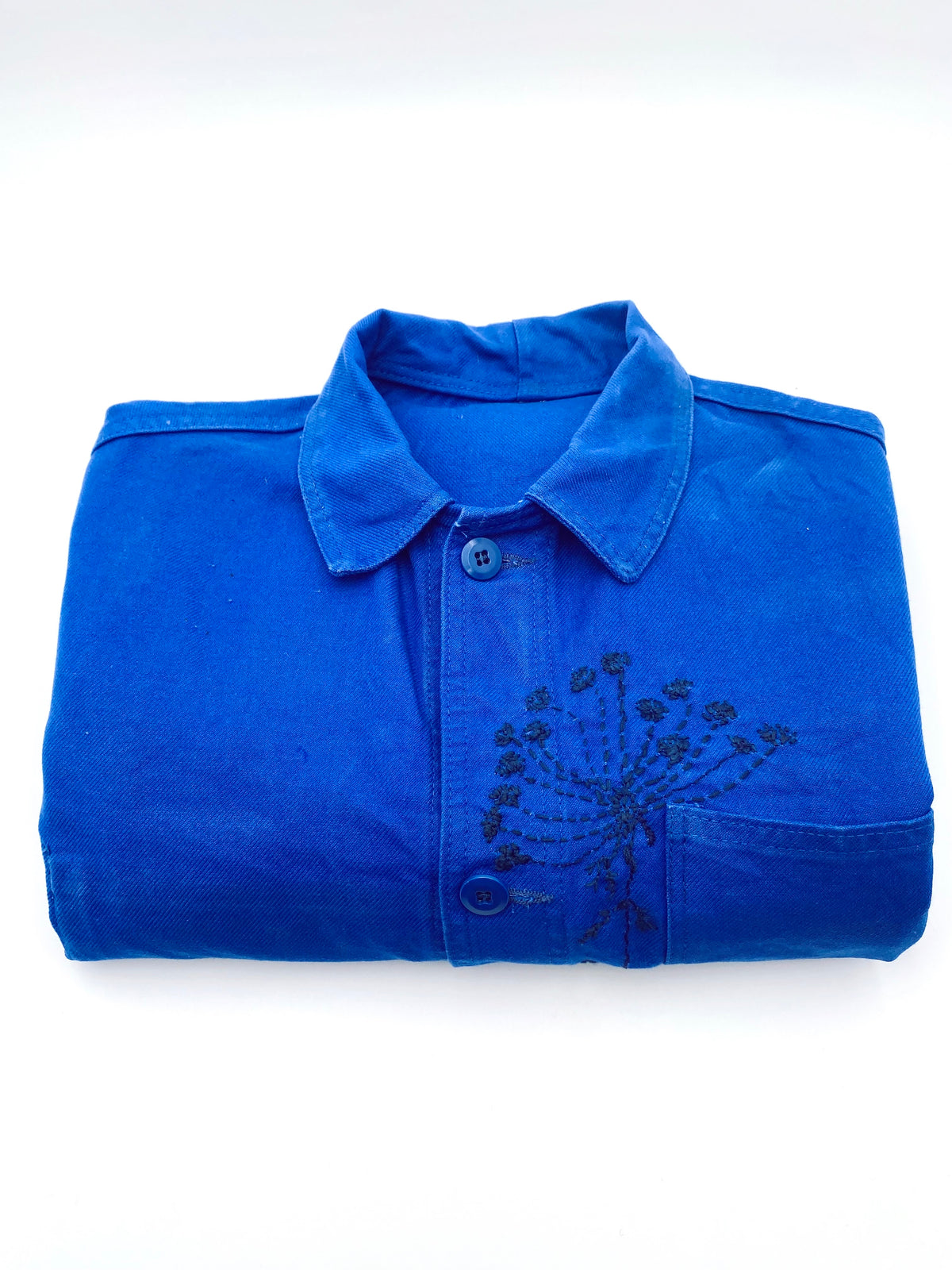 Le bleu de travail brodé