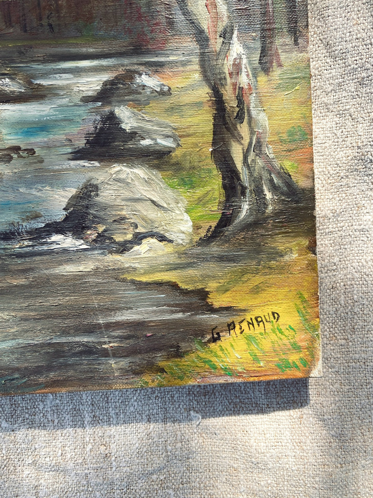 Les arbres et un ruisseau