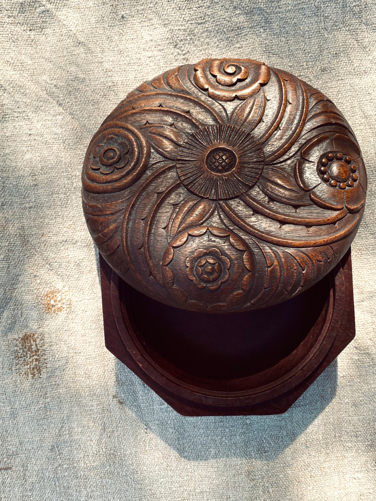 Le pot en bois avec des fleurs