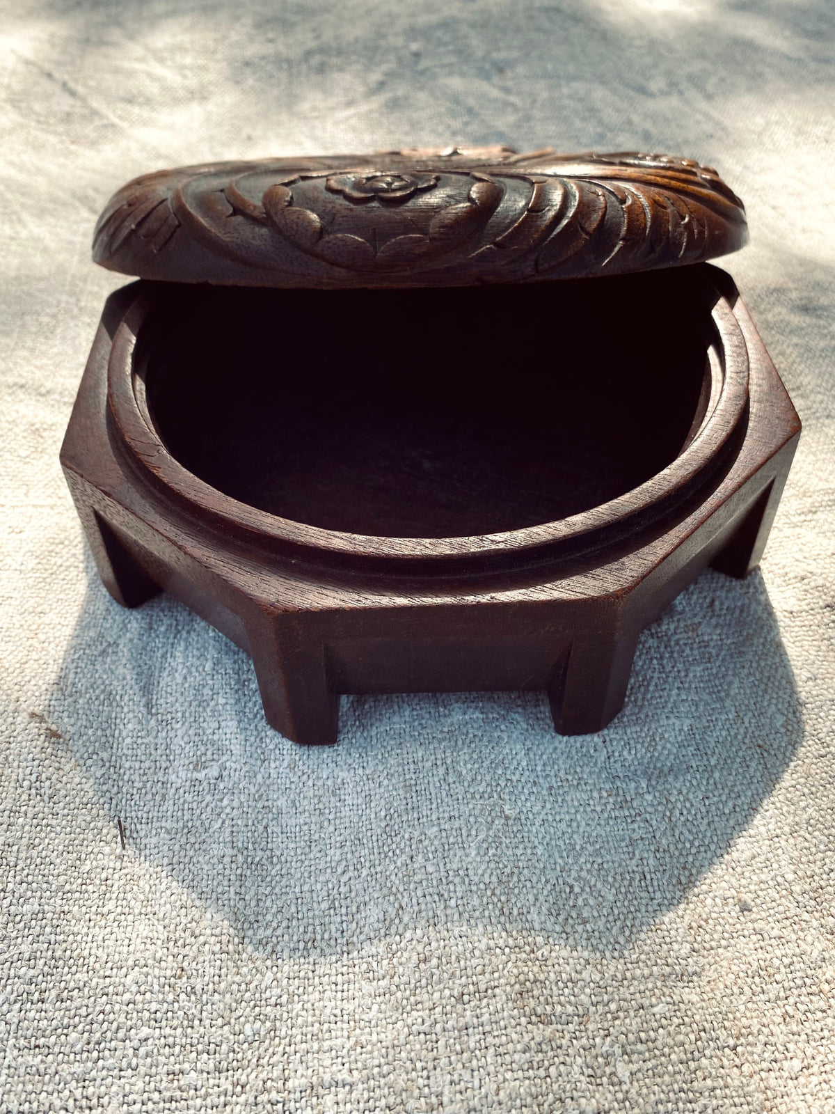 Le pot en bois avec des fleurs