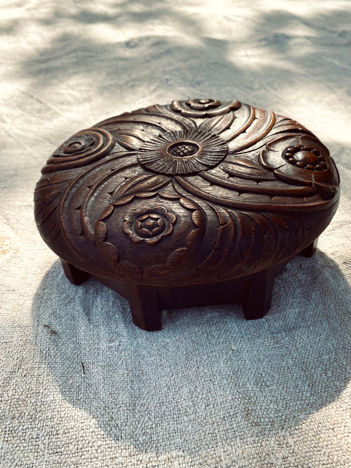 Le pot en bois avec des fleurs