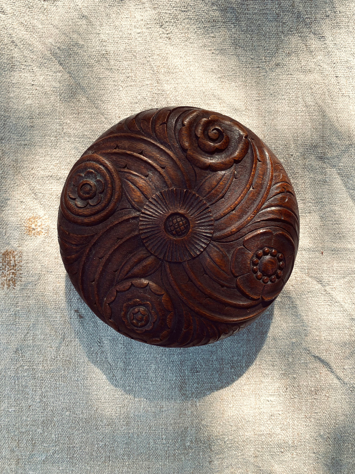 Le pot en bois avec des fleurs