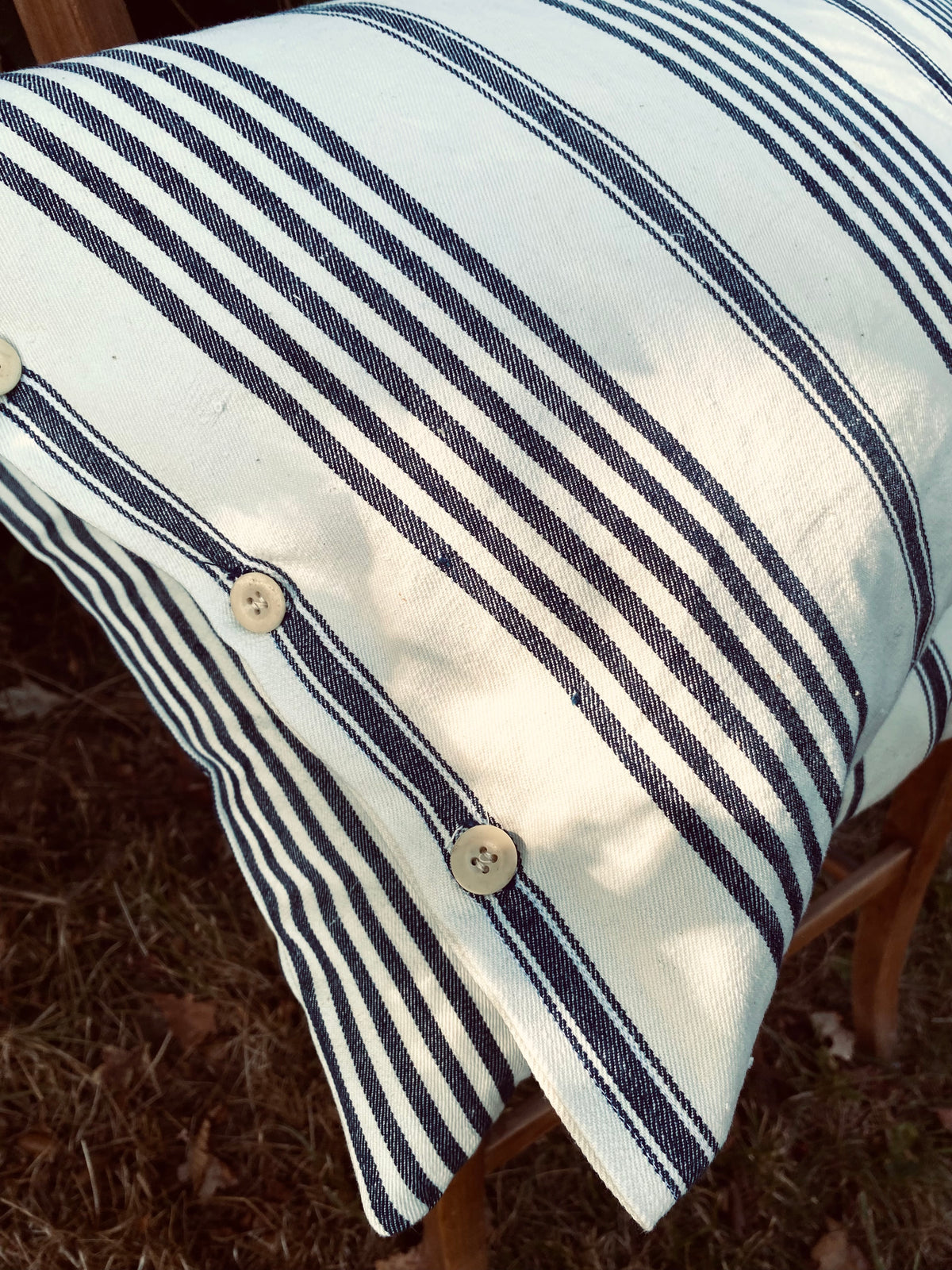 Le coussin à rayures bleues et blanches