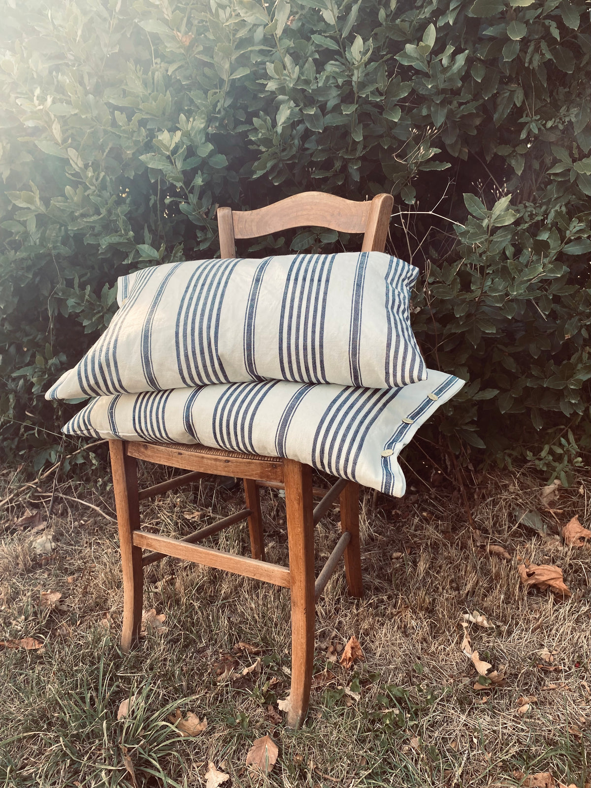 Le coussin à rayures bleues et blanches