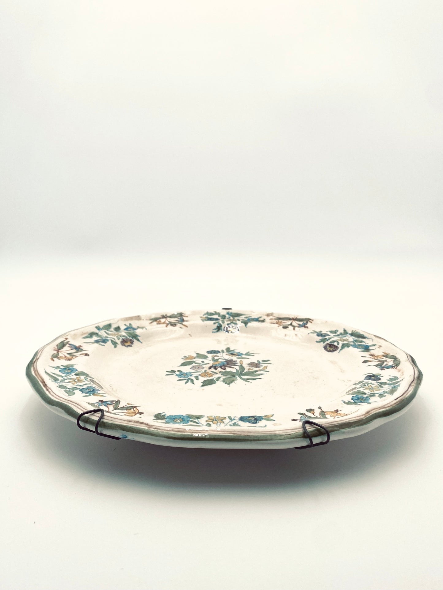 L'ancienne assiette à fleurs pour le mur
