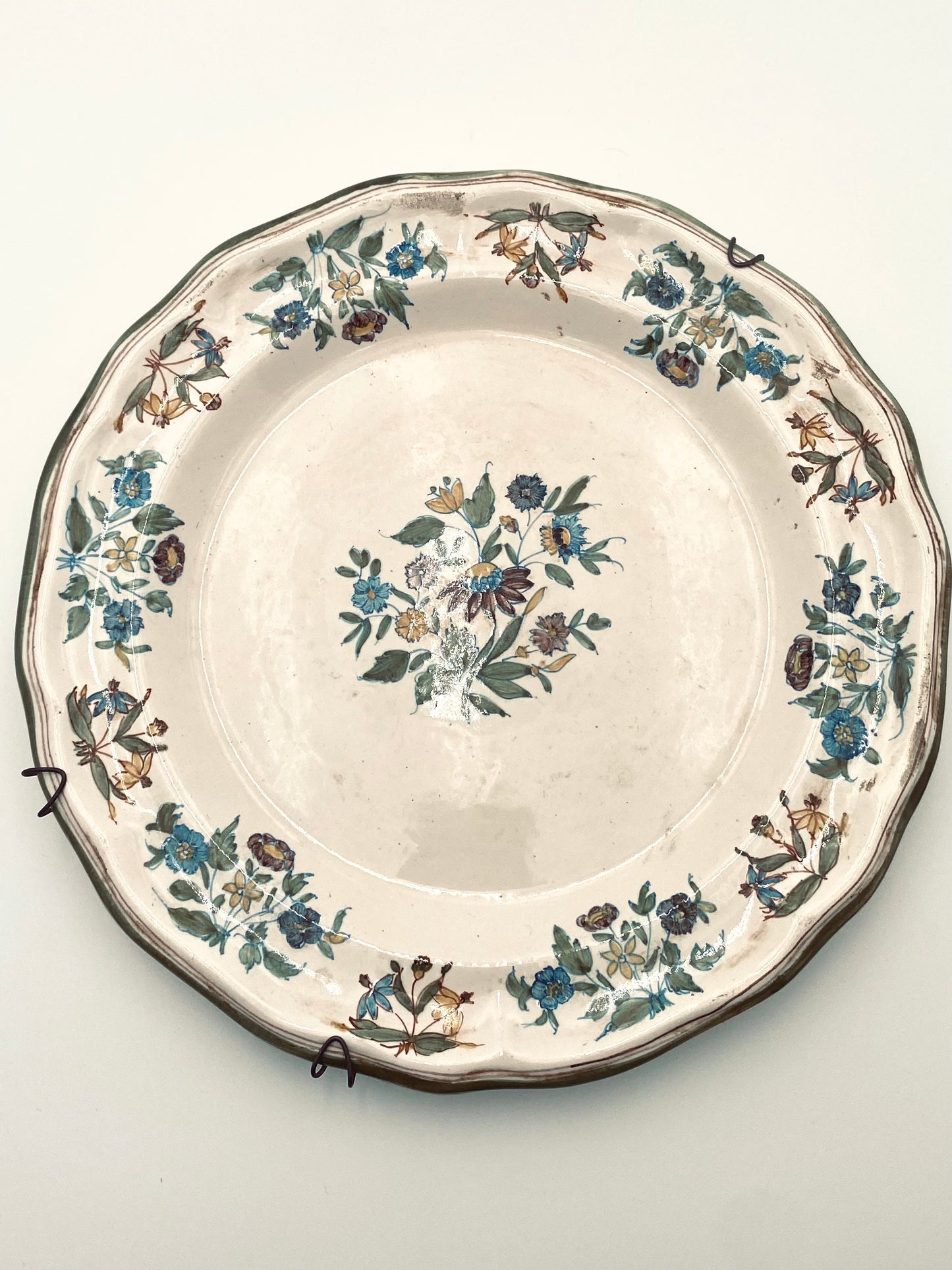 L'ancienne assiette à fleurs pour le mur