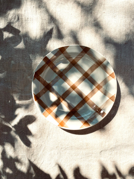 La grande assiette à carreaux marron