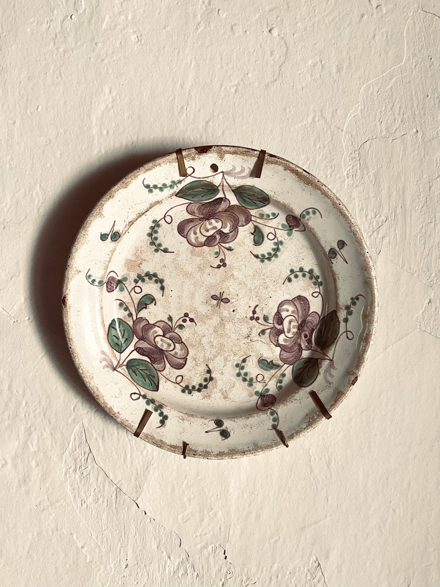 La veille assiette à fleurs