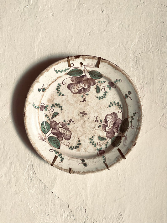 La veille assiette à fleurs