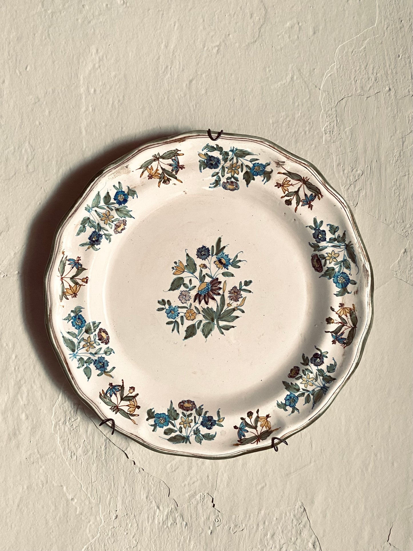 L'ancienne assiette à fleurs pour le mur