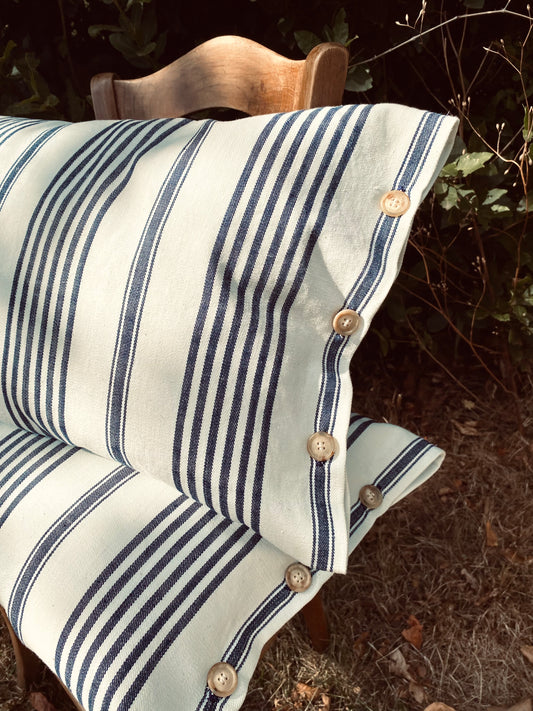 Le coussin à rayures bleues et blanches