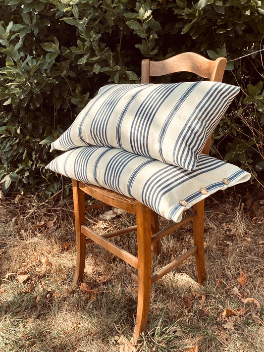 Le coussin à rayures bleues et blanches