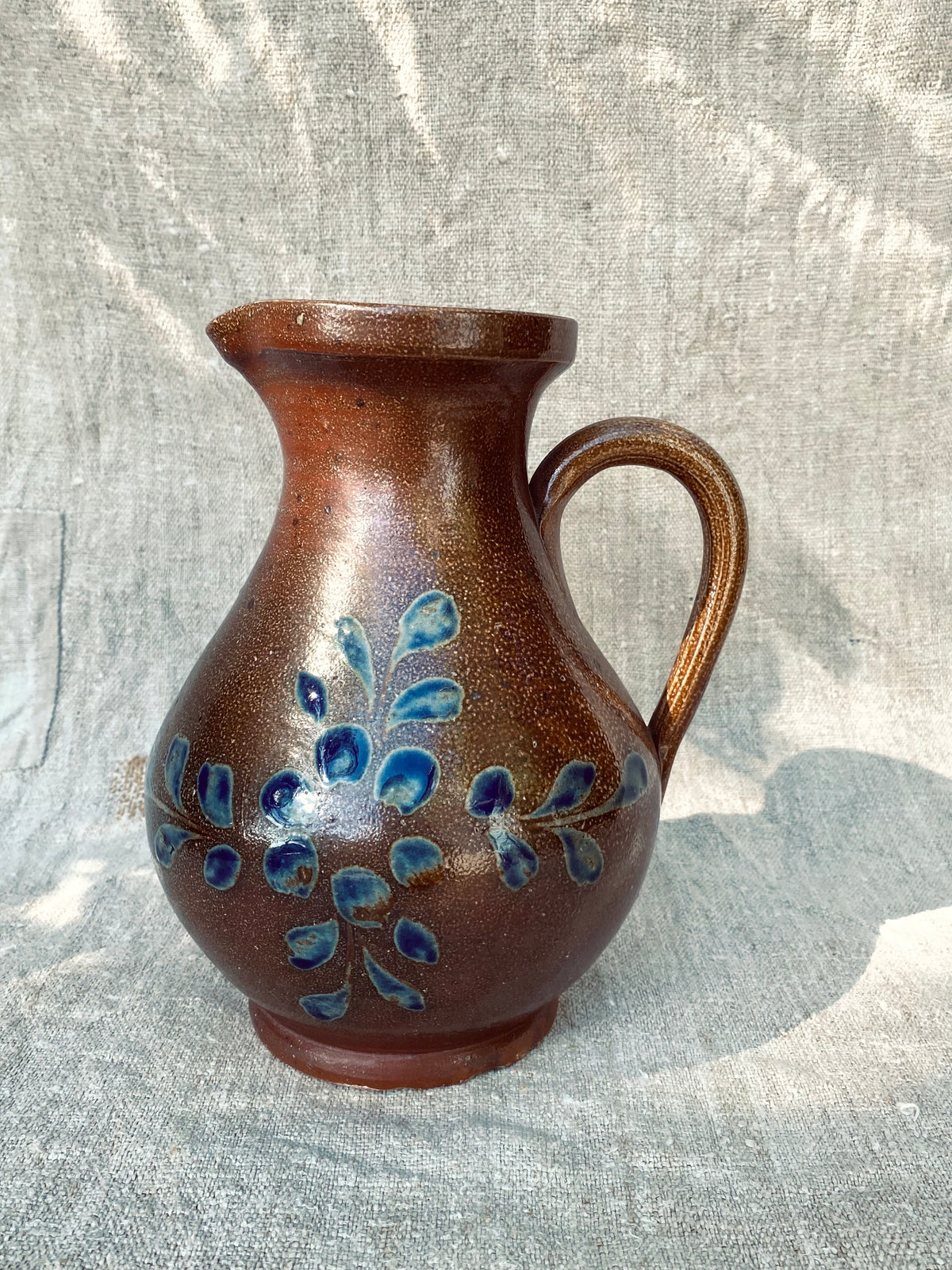 La cruche en grès à fleurs bleues