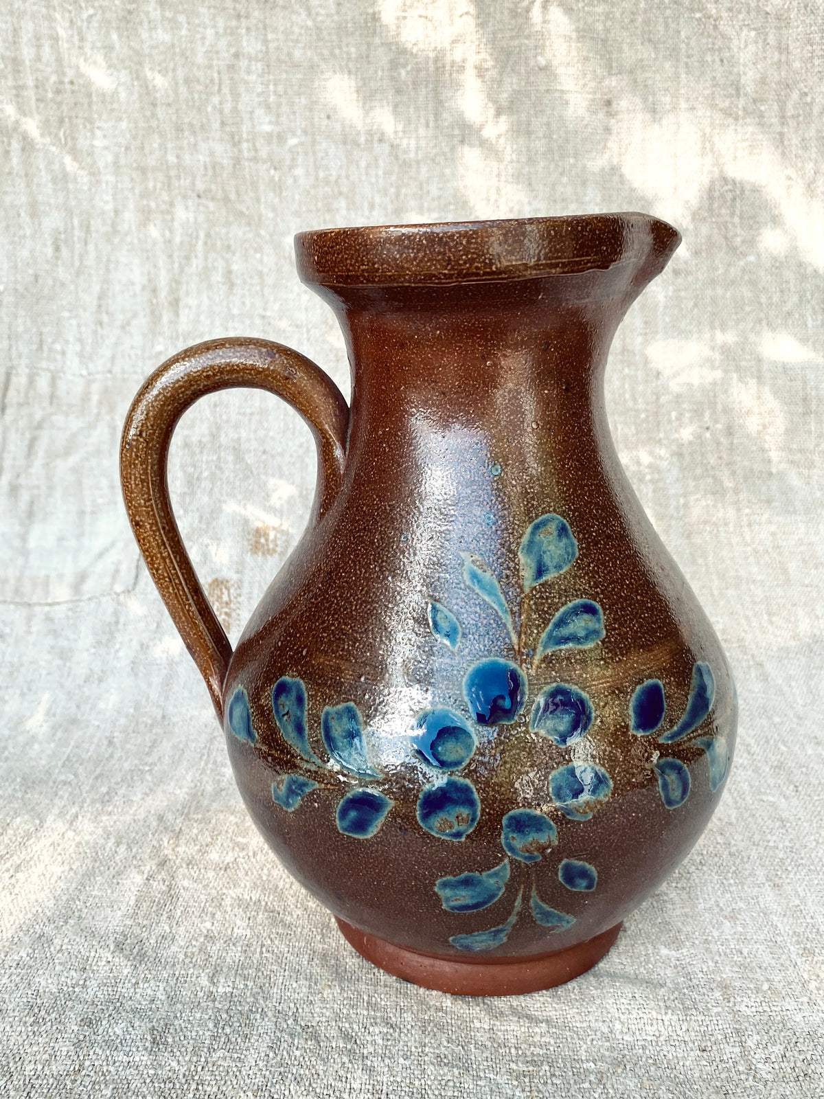 La cruche en grès à fleurs bleues