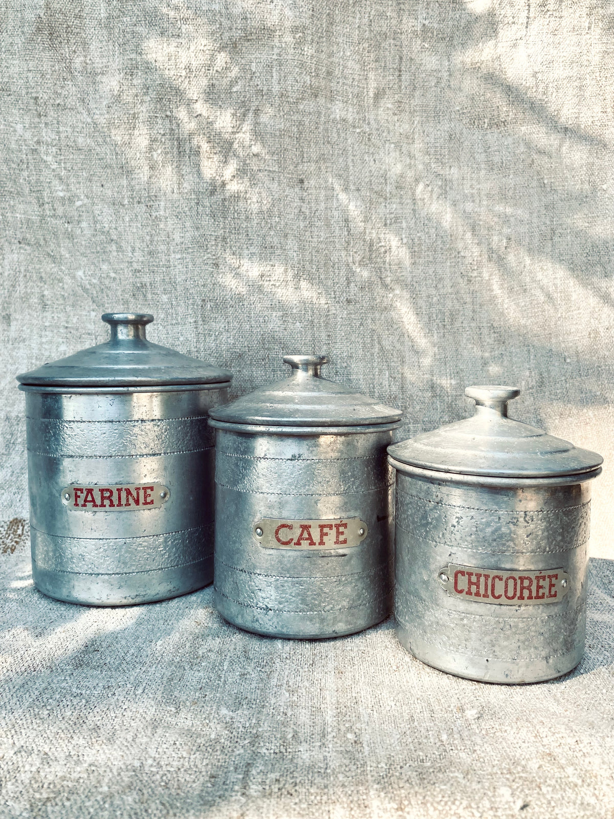 Les 3 vieilles boîtes en métal
