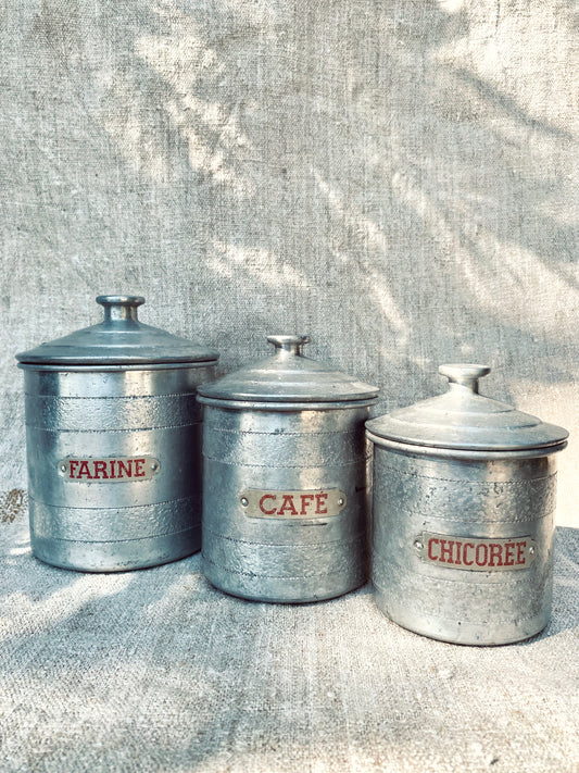 Les 3 vieilles boîtes en métal