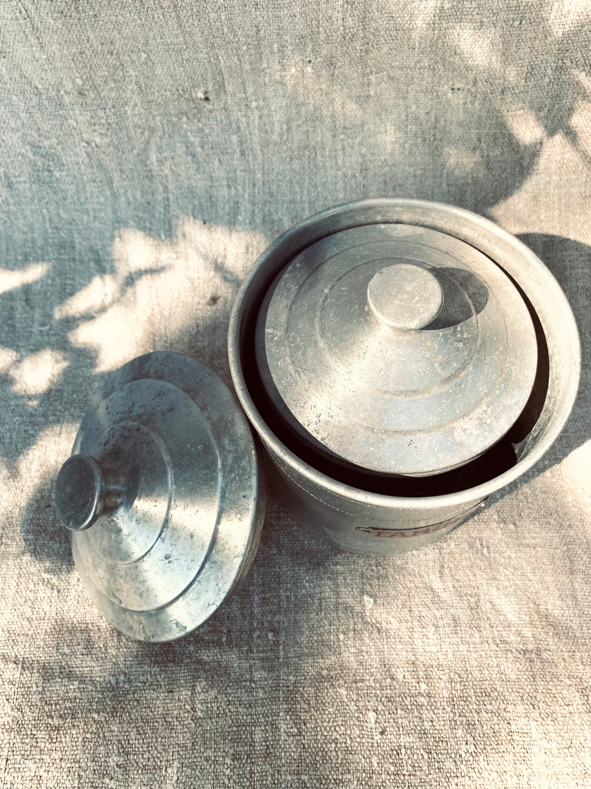 Les 3 vieilles boîtes en métal