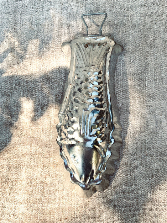 Le petit poisson en métal