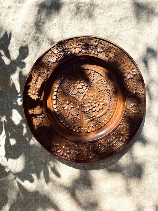 Le grand vieux bol en bois