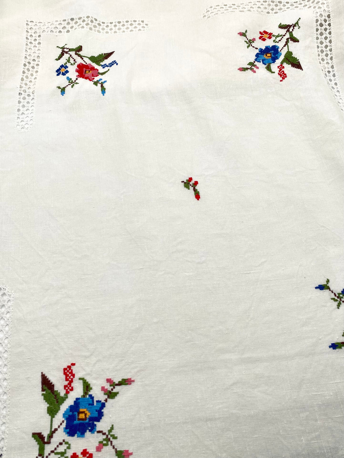 La grande nappe en lin brodée