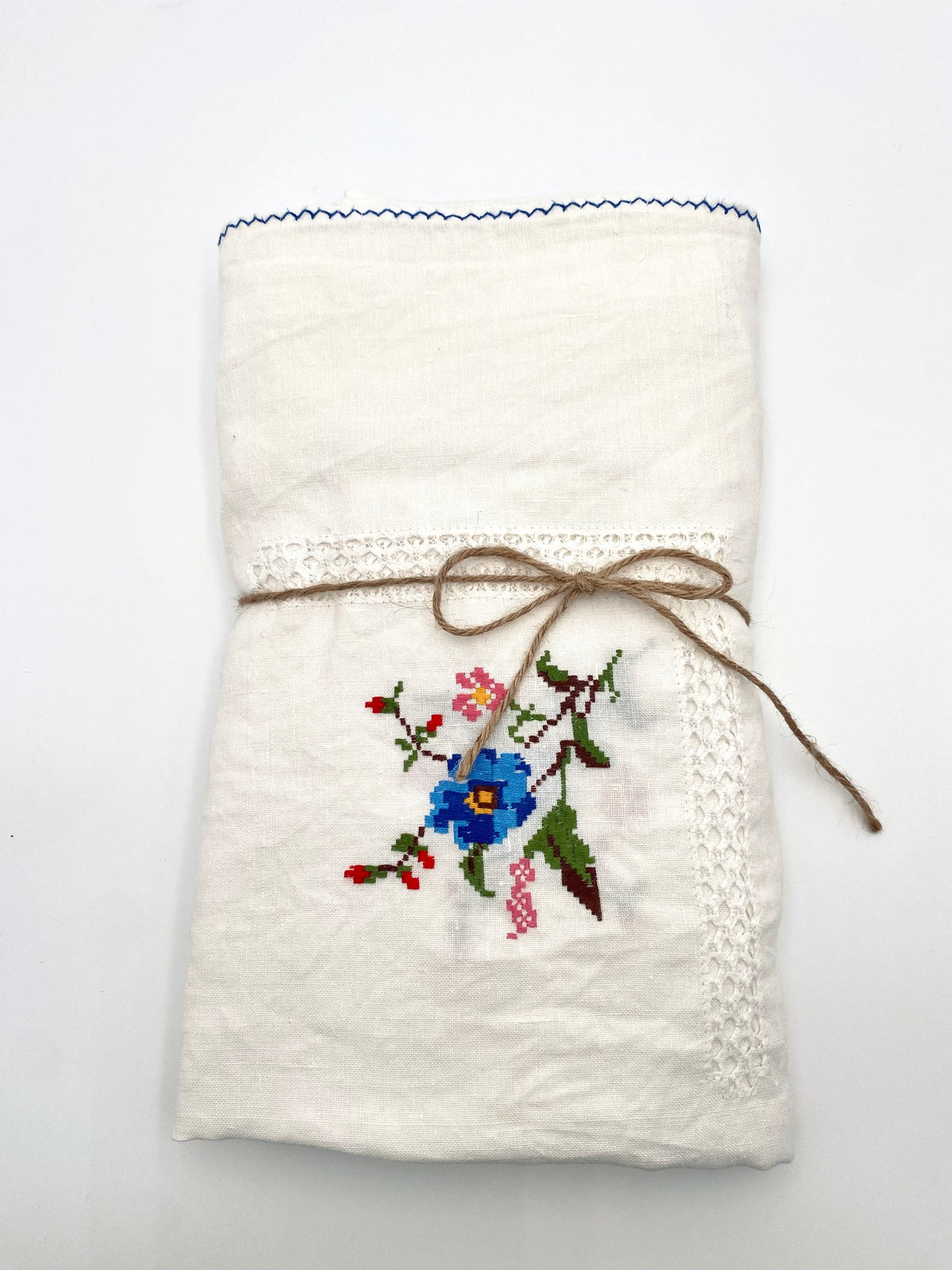 La grande nappe en lin brodée