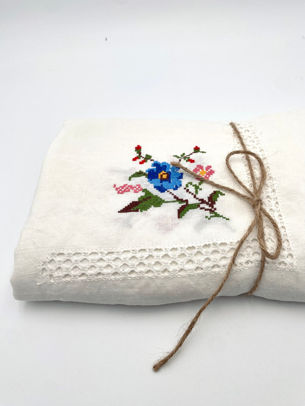 La grande nappe en lin brodée