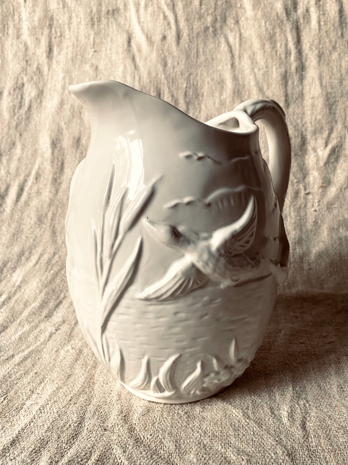 La cruche blanche avec des canards