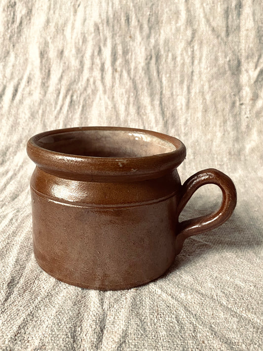 Le vieux pot en grès