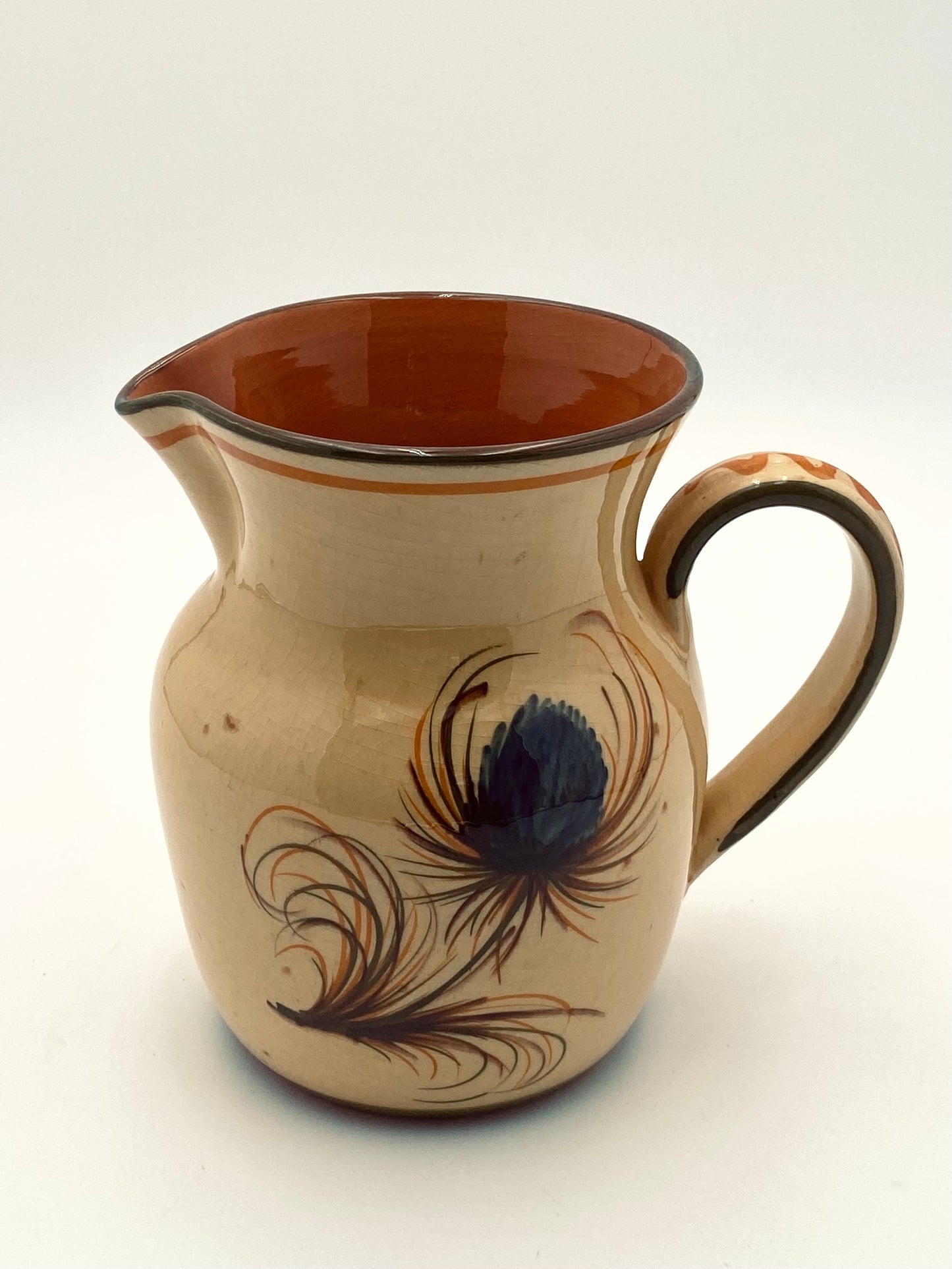 La pichet avec la plume de paon