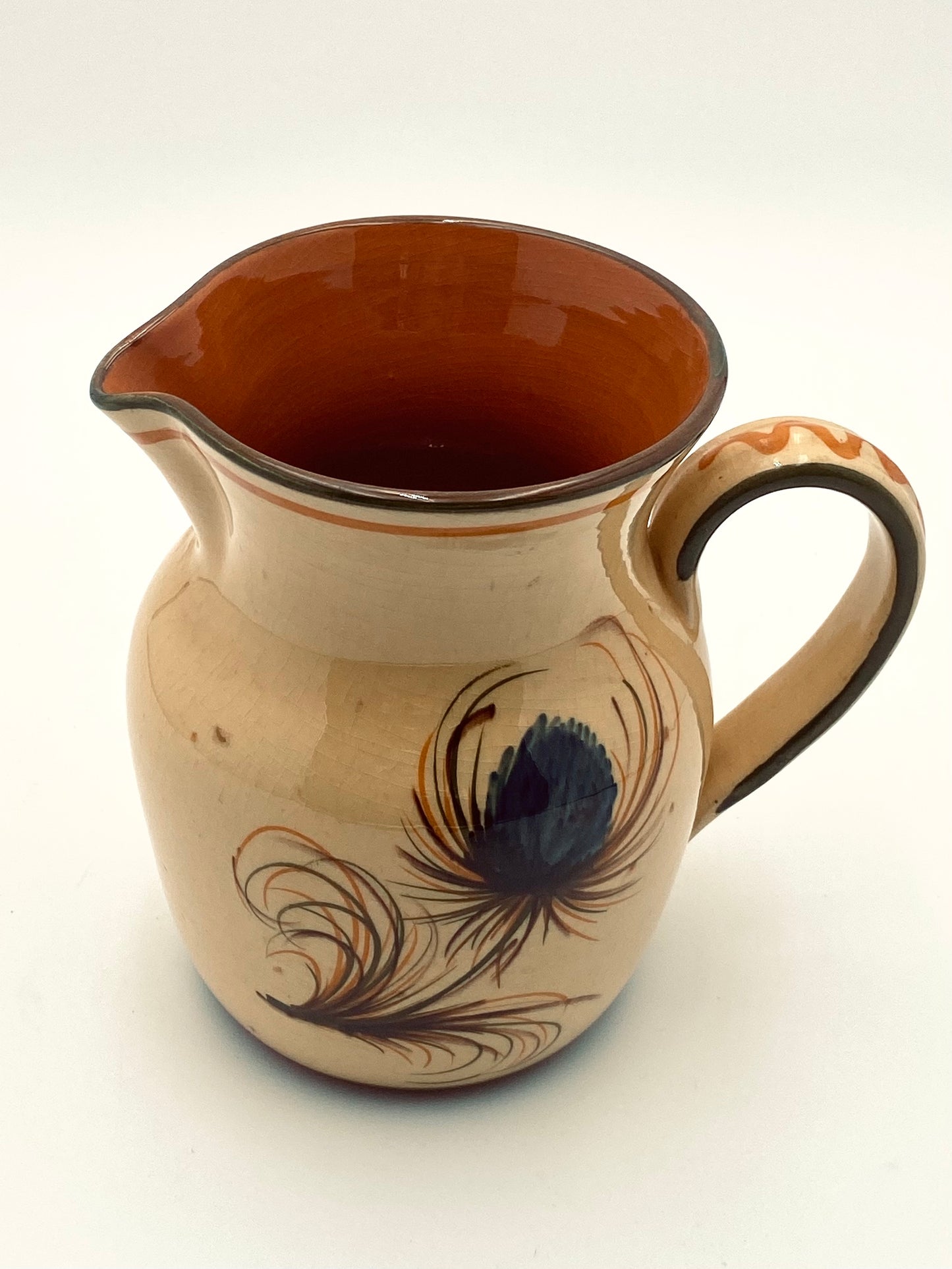 La pichet avec la plume de paon