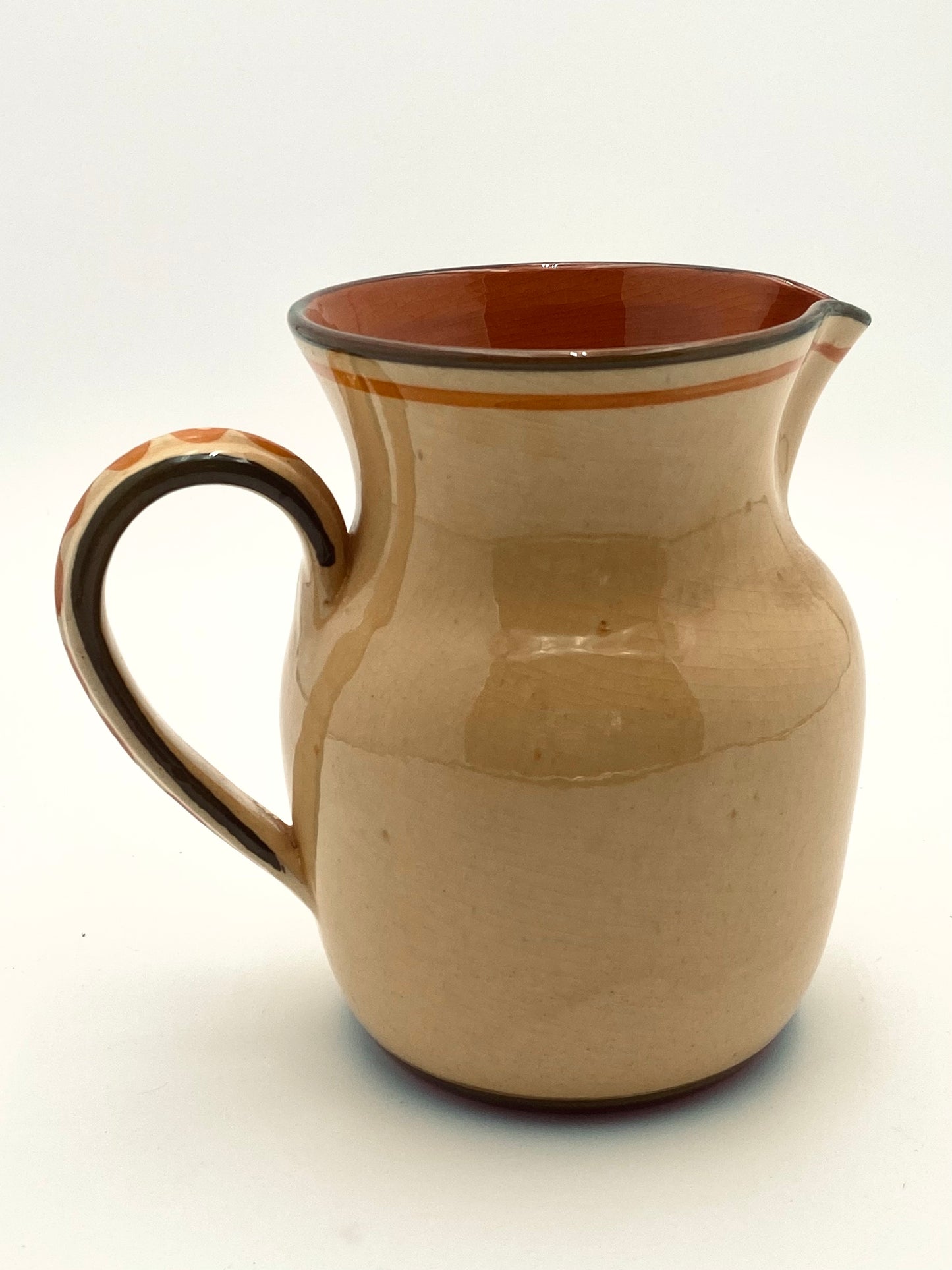 La pichet avec la plume de paon