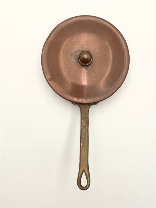 La très petite casserole en cuivre