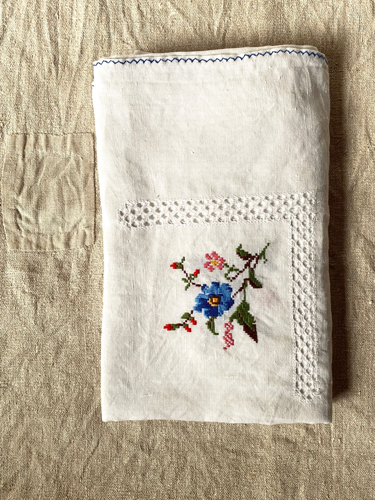 La grande nappe en lin brodée