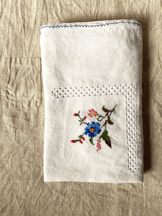 La grande nappe en lin brodée