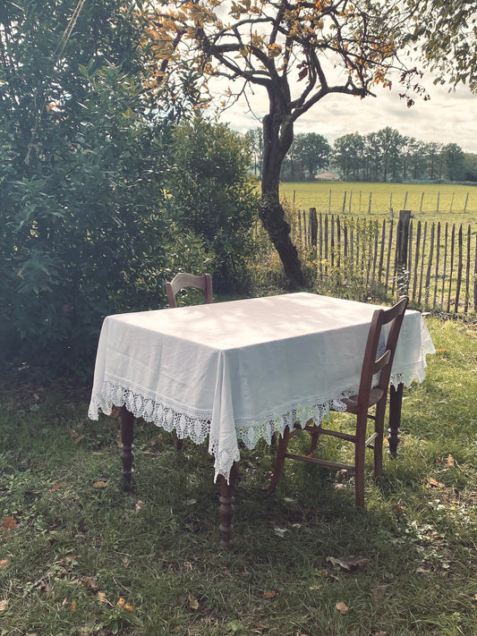 La vieille nappe en lin et en dentelle