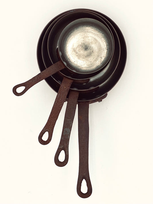 Les quatre casseroles en cuivre